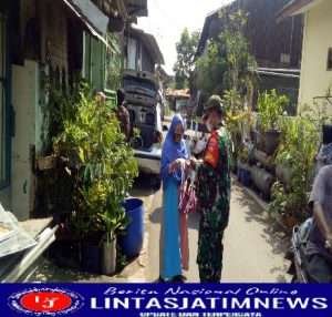 Tak Ada Kata Lelah, Babinsa Kelurahan Sangkrah Terus Bagikan Masker Gratis di Wilayah