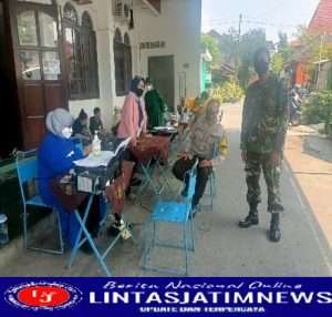 Babinsa Kelurahan Sumber Dampingi Vaksinasi di Masjid Al-Huda