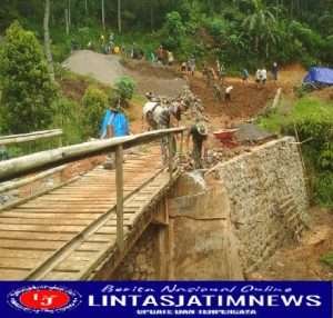SUASANA KEBERSAMAAN WARGA DAN SATGAS TMMD