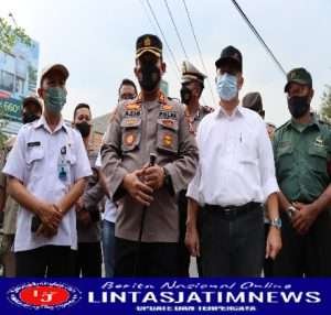 Kapolres Gresik Pimpin Penyekatan Kendaraan Angkut Ternak Sapi di Morowudi