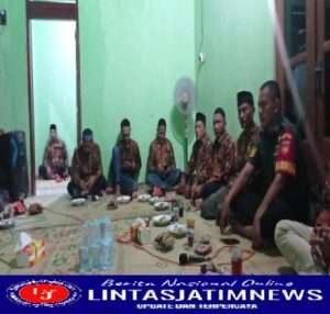 Kodim Sragen –  Sasar Pertemuan RT Desa Kliwonan, Babinsa  Ingatkan Prokes Kepada Warga