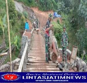 Gotong Royong, Personel Satgas TMMD 113 Kodim 0802/Ponorogo Bersama Masyarakat Bangun Jembatan