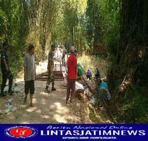 Bersama Warga, Anggota Pos Ramil Kasreman Gotong-royong Perbaiki Jembatan