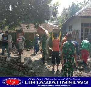 Gotong-Royong Bersama Warga, Anggota Koramil 16/Jatiroto Bantu Pengecoran Jalan