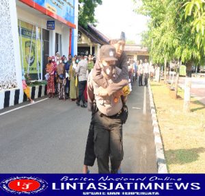 Layani Sepenuh Hati, Polisi Tuban Gendong Warga Disabilitas Saat Penyaluran Bantuan Tunai