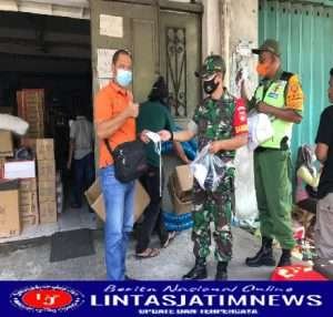 Aktif..!! Babinsa Kepatihan Wetan Gencar Beri Himbuan Prokes Dan Bagikan Masker Gratis