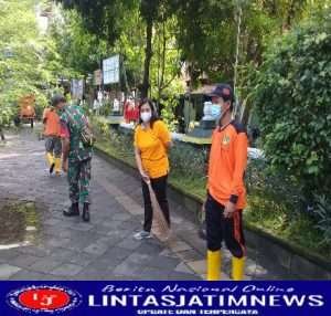 Cegah Penyebaran Covid-19, Babinsa Keprabon Laksanakan Kerja Bakti di Wilayah Binaan