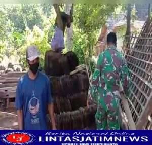 Aktif dan Peduli Lingkungan, Babinsa 0805/08 Jogorogo Bantu Perbaikan Rumah Warganya