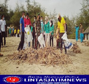 Wujud Peduli, Kodim 0801/Pacitan Kerja Bhakti Pembersihan  di Wisata Pantai Pancer Door