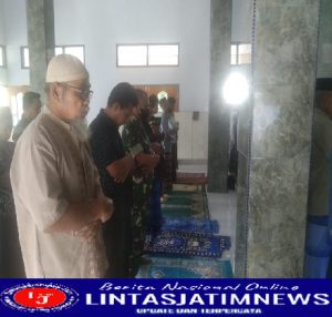 Bersama Warga, Satgas TMMD ke 113 Berbaur Laksanakan Shalat Jumat