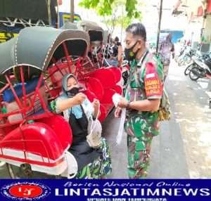 Babinsa Kelurahan Sudiroprajan Beri Himbauan Prokes dan Bagikan Masker di Pasar Tradisional