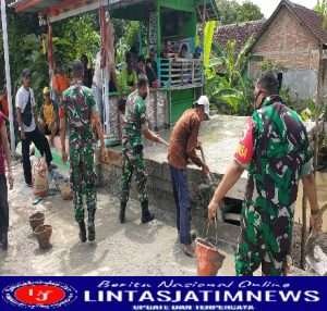 Anggota Koramil 0805/02 Paron Karya Bhakti Gotong Royong pembuatan Jembatan