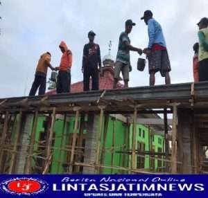 Mushala Dibangun, Warga Sangat Antusias Bantu Satgas TMMD 113 Kodim 0802/Ponorogo Laksanakan Pengecoran