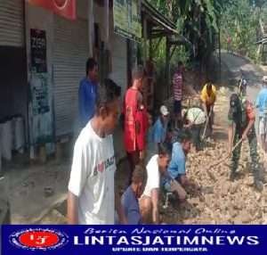 Babinsa Koramil 0801/06 Bandar Gotong Royong Pengecoran Halaman Rumah Warga Binaan