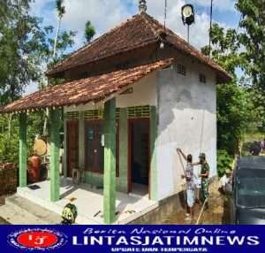 Bersama Warga Binaan, Serma Arista Mengecat Dinding Mushola