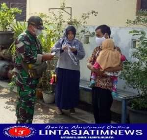 Tak Ada Kata Lelah Atau Bosan, Babinsa Sangkrah Bagikan Masker di Wilayah