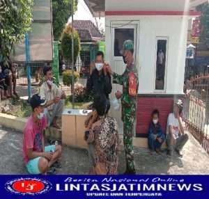 Bersama Satgas Penanganan Covid 19,Babinsa Koramil Ngrambe Bagikan Masker