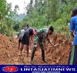 Mudahkan Akses Desa, Babinsa Koramil 0801/12 Pringkuku Bantu Warga Bangun Jalan