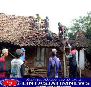 Di Tengah Kesibukan, Serka Simin Babinsa Kendal Bantu Bangun Rumah Warga