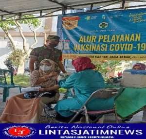 Sukseskan Vaksin Booster, Babinsa Sambi Dampingi Pelaksanaan Vaksinasi