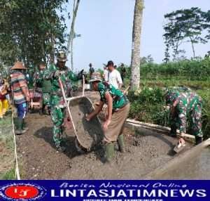 Bukti Kemanunggalan TNI-Rakyat, Personil Koramil Giriwoyo Laksanakan Karya Bakti Cor Jalan
