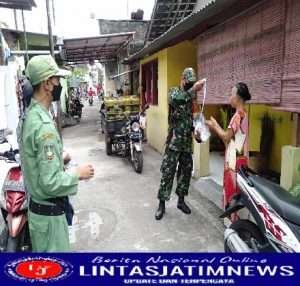 Himbauan Prokes dan Bagikan Masker, Itulah Yang Dilakukan Babinsa Joyosuran Bersama Linmas di Wilayah Binaan