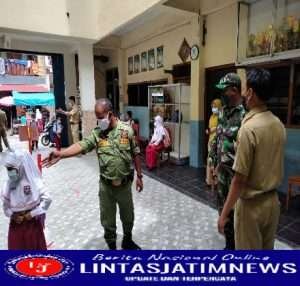 Gandeng Linmas, Babinsa Semanggi Cek Prokes Pada PTM di SD Muhamadiyah 23