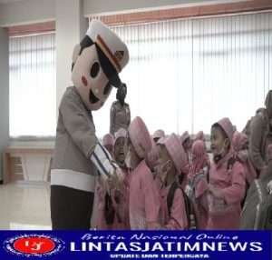 Keseruan Polres Gresik bersama Anak TK dalam ‘Polisi Sahabat Anak’