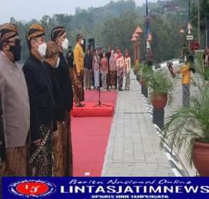 Berpakaian Beskap, Dandim Ikuti Upacara Hari Jadi Kabupaten Wonogiri Ke-281 Di Waduk Gajah Mungkur