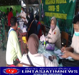 Tim Vaksinasi Mobile Kodim Tulungagung Sasar Warga Dalam Pasar Campurdarat