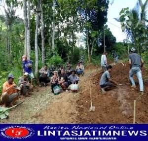 Keakraban Dan Kebersamaan Antara Anggota TNI Dan Warga Dilokasi TMMD