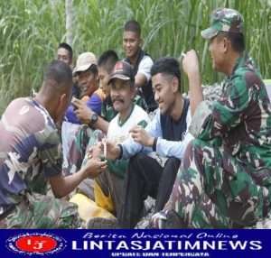 Isi Waktu Istirahat, Anggota Satgas TMMD Kodim 0806/Trenggalek Komsos Bersama Warga