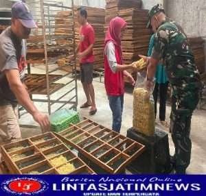 Selain Komsos, Ini Yang Dilakukan Babinsa Koramil 17/Sidoharjo