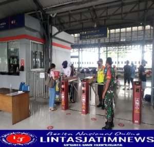 Babinsa Purwosari Dan Petugas Stasiun Berikan Himbauan Prokes Kepada Penumpang di Stasiun Purwosari
