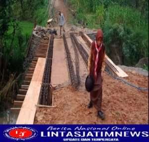 Sementara Jembatan Dibangun TNI, Pergi dan Pulang Sekolah Jalan Kaki
