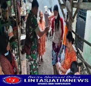 Babinsa Kelurahan Bumi Terus Bagikan Masker Dan Edukasi Prokes Kepada Warga