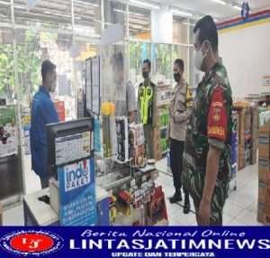 Babinsa Jajar Terapkan PPKM di Swalayan Indomart, Ini Tujuannya