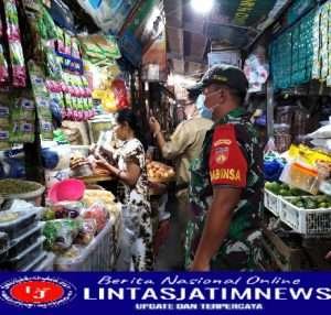 Sertu Priyanto Komsos dan Cek Prokes Kepada Pedagang  Pasar Hardjodaksino