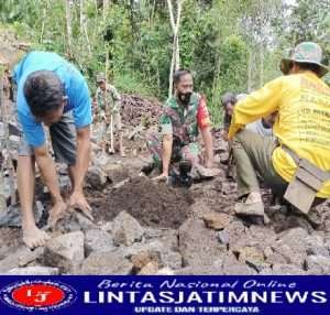 Di Sela Kesibukan Tugasnya, Babinsa Ikut Aktif Gotong Royong Membantu Warga Masyarakat