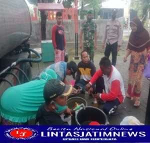 Babinsa Koramil Padas Pantau Kegiatan Bazar Minyak Goreng Di Wilayah Binaannya