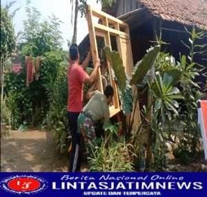 Selalu Ada Di Tengah Rakyat, Babinsa Koramil 0801/01 Pacitan Gotong Royong Perbaiki Rumah