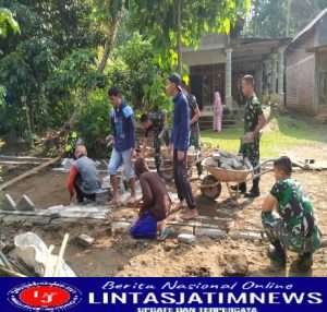 Kejar Target, Satgas TMMD Kodim 0806/Trenggalek Semangat Pasang Paving Jalan