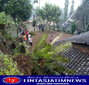 Rumah Warga di Desa Binaan Tertimpa Tebing Longsor, Babinsa Kodim 0802/Ponorogo Lakukan Kerja bakti Bersama Warga