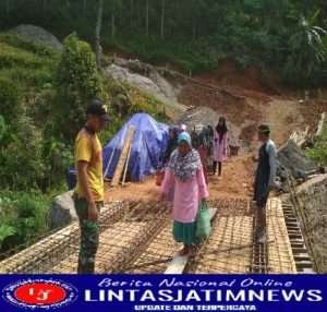 Tegur Sapa, Salah satu Cara Anggota Satgas TMMD ke 113 Terus Dekat Dengan warga