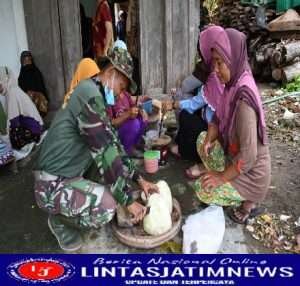 Ibu-Ibu Dukuh Senden Guyub Rukun Sediakan menu makan bagi warga dan anggota Satgas TMMD Sengkuyung Tahap I Kodim 0726/Sukoharjo