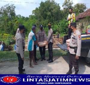 Tanggap Bencana, Polisi di Ponorogo Berikan Bantuan Korban Tanah Longsor