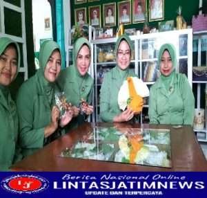 Kunker di Kodim 0801/Pacitan, Ketua Persit KCK Koorcab Rem 081 Belajar Membuat Kerajinan Tangan