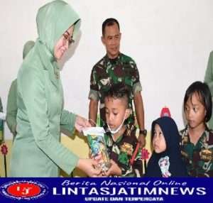 Danrem 081/DSJ dan Ketua Persit Berbagi Kebahagiaan di TK Kartika IV-18 Pacitan