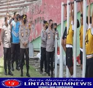 Kapolda Jatim Mengecek Pelaksanaan Test Kesamaptaan Jasmani Seleksi Penerimaan Bintara Polri Gelombang II T.A. 2022