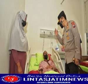 Kapolda Jatim Menjenguk Anggota Sabhara yang Terkena Lemparan Batu Saat Pengamanan Laga Persahabatan Persebaya Bertemu Persis Solo